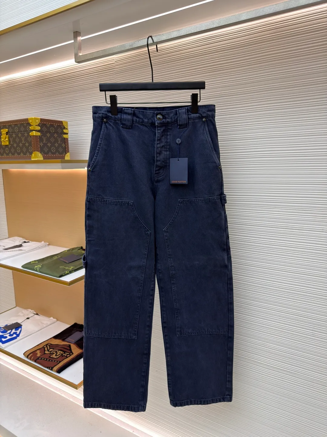 LOUIS VUITTON dyed embossed jeans ●Original version: Purchased and developed by 15889 ●Item number: 1681050-B55 ●Material: denim fabric ●Technology: embossed production ●Version: fitted version ●Weight: about 970 grams ●Size: 30-32-34-36 ●Description: This style is processed through garment dyeing to create a washed retro effect, and then uses a splicing structure and hammer fixing rings to express the workwear style. Monogram embroidery adorns the sides and left patch pocket, and pearlescent buttons and rivets complete the detail. Pair it with the same style to add to your summer wardrobe. The overall wiring is straight and delicate, the fabric is comfortable and soft, and the color is consistent without color difference. It can be matched with the same style to create a fashionable look and control various occasions. Customized accessories, complete with three standards, same style for men and women!